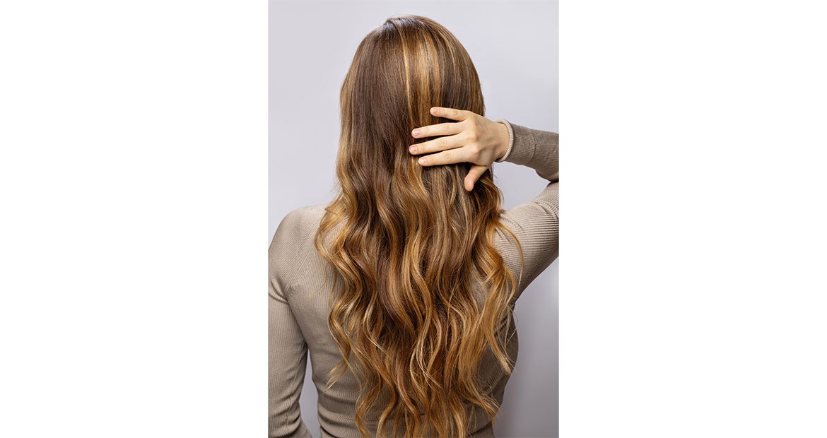 mulher com cabelos com luzes compridos ombré hair
